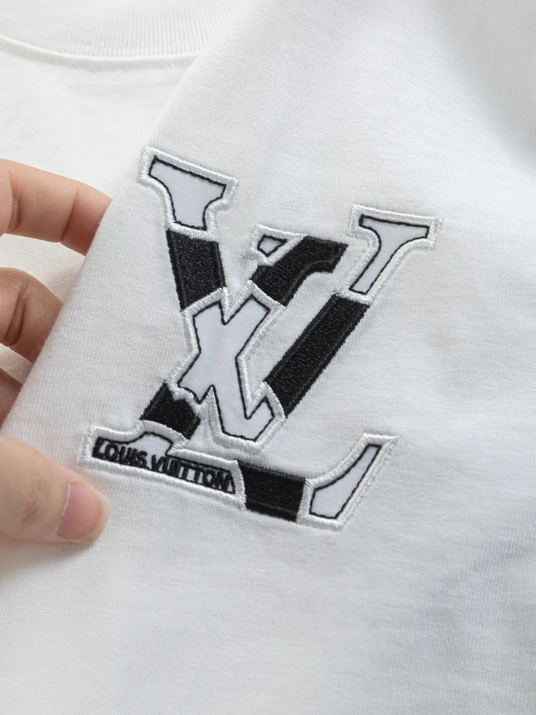 🅿️190 Louis Vuitton 1V LV lv slightly wide version S-XL LV 26ss new products are available at the counter simultaneously. Multiple craftsmanship. Chest patch letter 🪡 embroidery. Back patch letter large logo 🪡 embroidery. Round neck short-sleeved T-shirt, same style for men and women! Consigned to one-to-one creation. Synchronized with the official website, pure cotton fabrics at the counter! It is close to the skin and comfortable, durable and easy to wear. It has a classic and simple logo design and meticulous original craftsmanship. Short-sleeves, a must-have item for men, do not appear to be the same for the general public, but must be unique and eye-catching. This LV short-sleeve is all about quality, comfort, the same shape and fashion as always, including fabrics and cutting techniques. All of them have been made with great effort! 320 grams of washed pure cotton fabric, pure cotton is breathable, very refreshing and comfortable for daily wear. The rib knitting on the neckline is smooth and tight, and the neckline will not be skewed if you toss it at will. The loose version, you will find that it looks really good on the upper body. The overall is minimalist and neat, super versatile for daily use! Pair it casually with a pair of pants for a youthful look. A T-shirt will make your outfit crazy. It is a fashionable item that can never go wrong! Color: Black White Size: S-XL Size chart: S: Shoulder width 50-Bust 56-Length 70 M: Shoulder width 52-Bust 57-Length 72 L: Shoulder width 54-Bust 59-Length 74 XL: Shoulder width 56-Bust 62-Length 76
